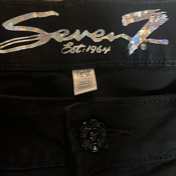 Seven7 Weekend Shorts Womens Black Mid Rise Rolled Hem Denim Zip Fly Size 16W - Picture 2 of 4